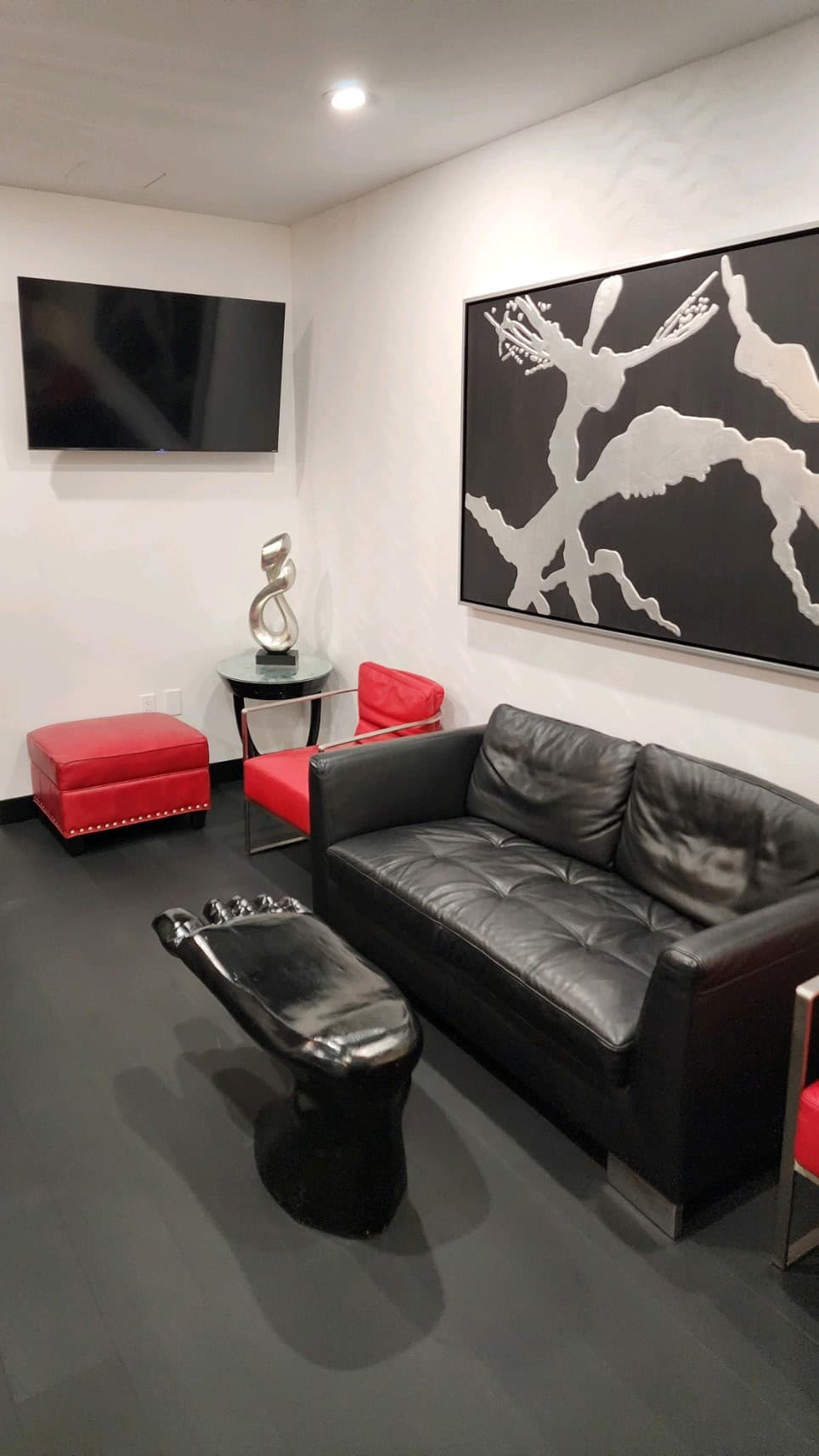 Private waiting area inside the Liddy Podiatry office in Beverly Hills